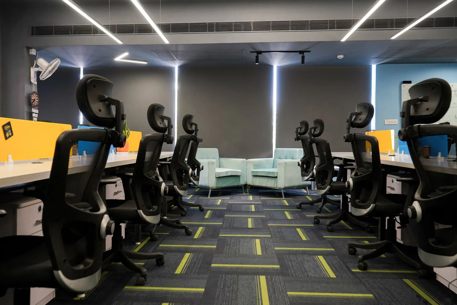 Gün ışığı alan ergonomik ofis çalışma alanı